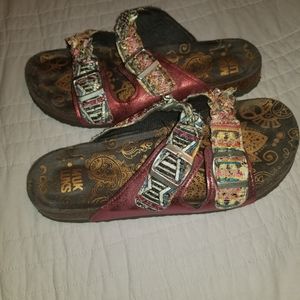 Muk Luk sandals sz 9